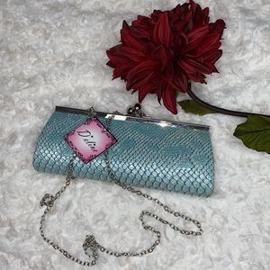 Deline shoulder clutch